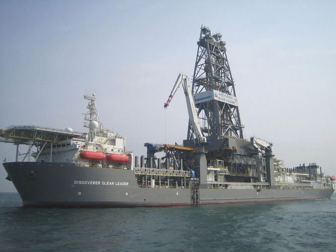 Hydraulic cylinders for wave compensation on oil drill ships and platforms